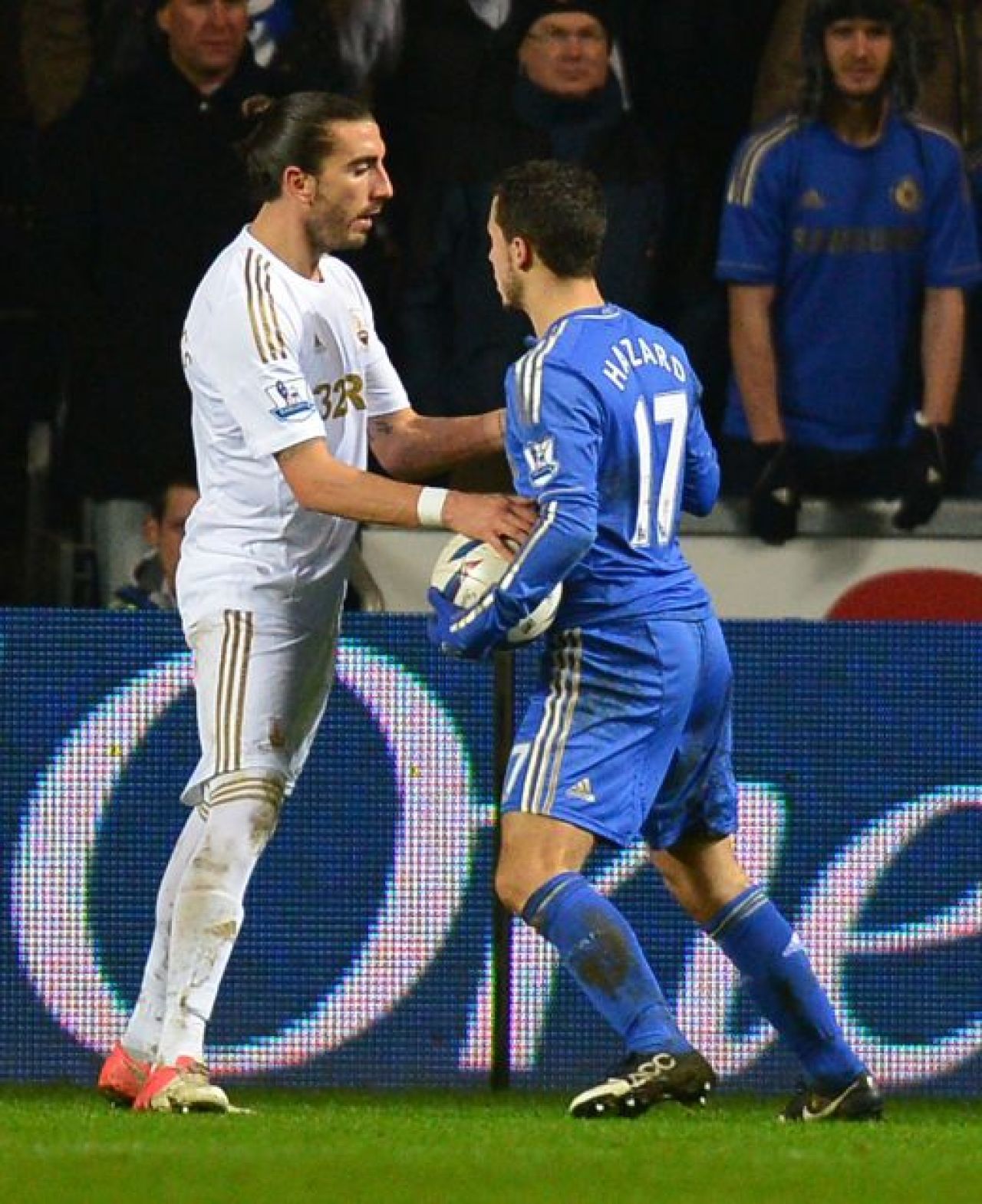 Galeria Zilei: Hazard a innebunit pe teren! A LOVIT cu piciorul in burta un copil de mingi cazut la pamant! Gest socant pentru fotbal! CLICK AICI pentru FOTO si VIDEO_3