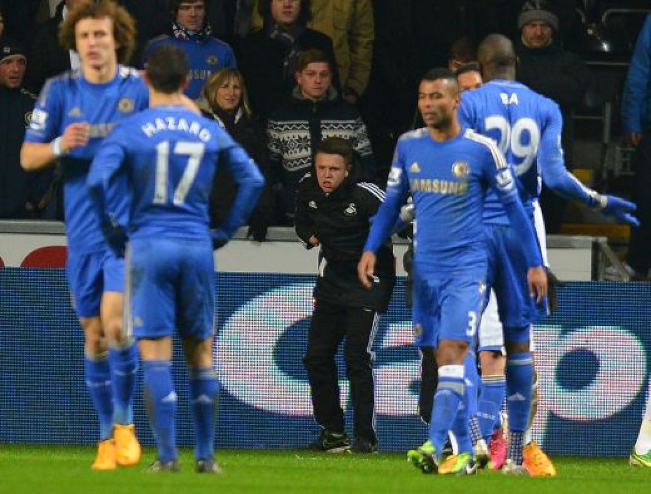 Galeria Zilei: Hazard a innebunit pe teren! A LOVIT cu piciorul in burta un copil de mingi cazut la pamant! Gest socant pentru fotbal! CLICK AICI pentru FOTO si VIDEO_4
