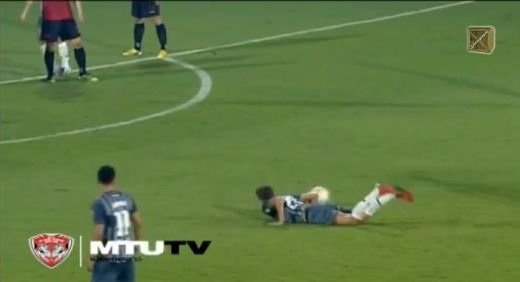 EPIC FAIL: Ultima INVENTIE in materie de lovituri libere! Nici cel mai slab zid nu s-ar fi lasat pacalit la faza asta! VIDEO