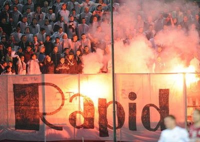 Scandal incredibil la un meci de polo: fanii Rapidului au aruncat cu TOMBEROANE si fumigene in bazin! VIDEO SOCANT