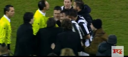 Jucatorii lui Juventus au vrut sa-i MACELAREASCA pe arbitri dupa un penatly IGNORAT la ultima faza! Scene incredibile in Serie A