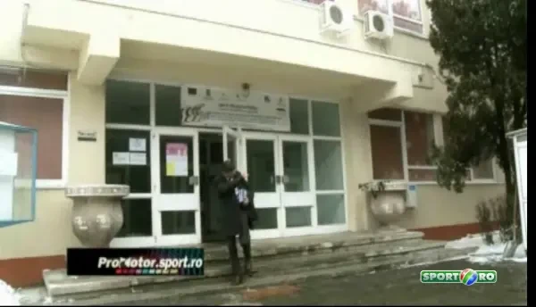 De cati mecanici ai nevoie sa-ti schimbi un bec la masina? CURS gratuit de mecanica auto! ProMotor a fost la scoala: