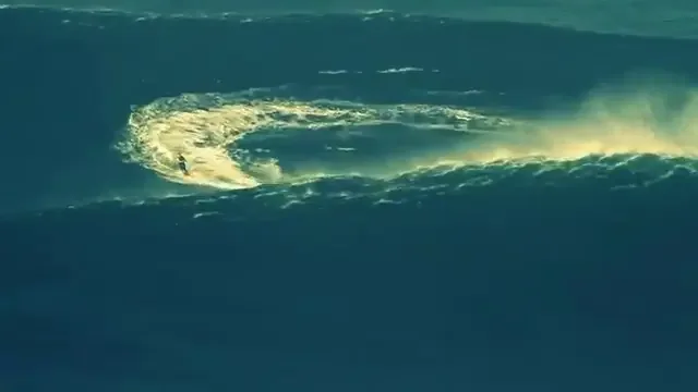 Surferul care a imblanzit TSUNAMIUL: A invins cel mai mare val inregistrat vreodata! VIDEO