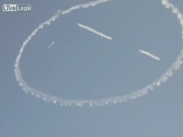 Un pilot a facut spectacol TOTAL cu avionul sau: Un smiley face a aparut pe cer! VIDEO