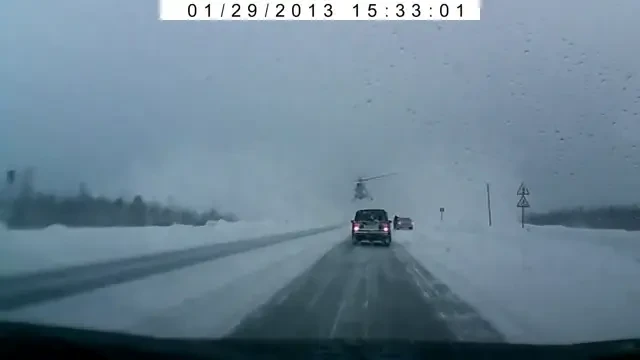 VIDEO Doar in Rusia vezi asa ceva! Aterizare SF pe autostrada! Cine a oprit traficul pe un viscol infernal!