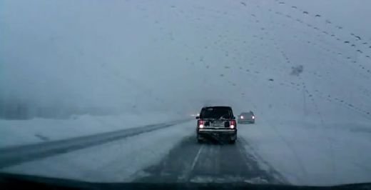 VIDEO Doar in Rusia vezi asa ceva! Aterizare SF pe autostrada! Cine a oprit traficul pe un viscol infernal!
