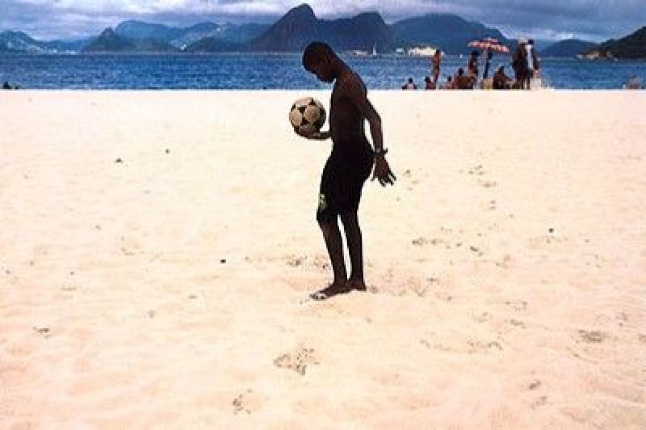 Totul s-a intamplat de la un lucru atat de mic: brazilienii s-au apucat de fotbal dintr-o intamplare! Povestea omului care a dus fotbalul 'la scoala' in Brazilia:_5