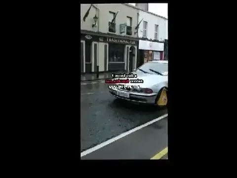 VIDEO INCREDIBIL! I-au blocat roata, dar nu l-au putut opri! Cum a protestat un sofer amendat pentru parcare neregulamentara: