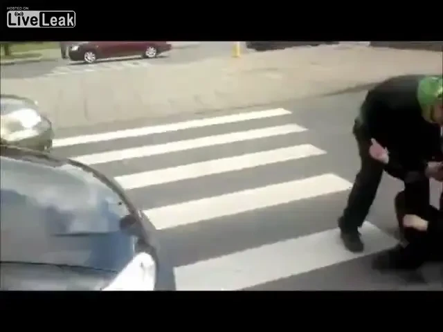 Drogatii au blocat circulatia! Bataie crunta pe o sosea aglomerata dupa o gluma proasta! Un autobuz a oprit la cativa centimetri de unul dintre ei! VIDEO