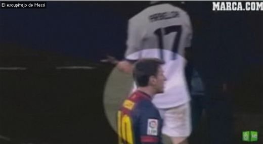 Primul El Clasico al anului a aratat O NOUA FATA a lui Messi! Imaginile VIDEO l-au surprins SCUIPAND spre suporteri si spre banca Realului!