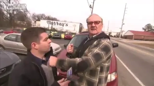 Ai camera pornita? Filmeaza-ma cum ii rup capul Un reporter si-a luat-o grav de la un batran! VIDEO