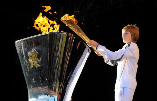 Flacara olimpica a ajuns la Bucuresti: Este o mare mandrie pentru Romania Va arde pe toata durata desfasurarii Festivalului Olimpic de la Brasov!