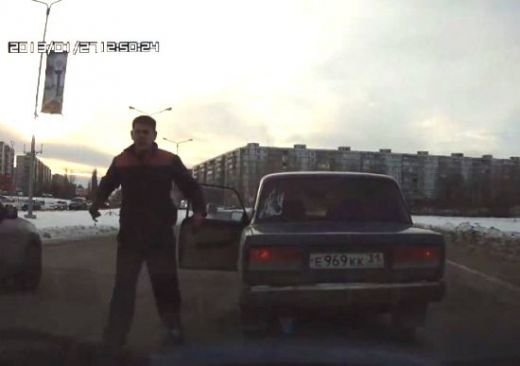 Asa se castiga o lupta in Rusia! Un sfat care face cat 1 milion de solutii: NU cobora din masina! Vezi ce s-a intamplat: