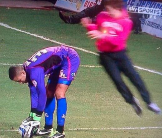 VIDEO Cel mai nebun fan din lume! A facut un salt de wrestling peste portar! Scene DEMENTE in Anglia: