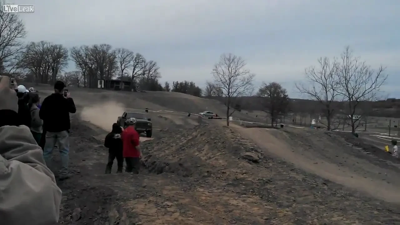 VIDEO Asa se distreaza TARANII din America! Saritura incredibila cu masina! Si-a facut praf suspensiile dupa saltul asta