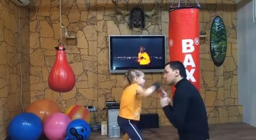 Incredibil! O fetita de 5 ani boxeaza ca Tyson! Prima fata care e asteptata sa DISTRUGA baietii in ring! Vezi ce stie sa faca! Are 1,3 milioane de vizualizari pe Youtube in cateva zile