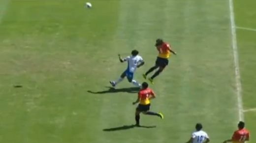 Asa se face BLATUL! Un jucator din Mexic si-a dat un autogol de toata jena: Fanii l-au injurat pentru faza asta! VIDEO