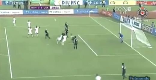 Foarfeca SUPER SONICA pe care n-o scotea NICIUN portar! Lovitura perfecta intr-un meci de fotbal! VIDEO