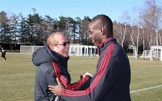 Balotelli are deja un INAMIC la Milan: Ii zambeste frumos cand il vede si ii intinde mana in semn de impacare! Crezi ca o sa tina?