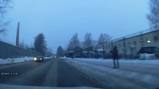 VIDEO Cea mai norocoasa femeie din lume! O rusoaica a scapat ca prin MIRACOL de un accident groaznic! Masina scapata de sub control: