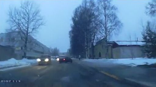VIDEO Cea mai norocoasa femeie din lume! O rusoaica a scapat ca prin MIRACOL de un accident groaznic! Masina scapata de sub control: