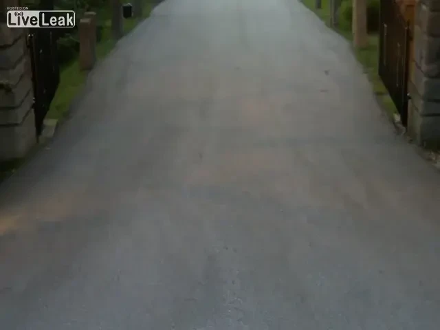 VIDEO Masina vs poarta automata de fier! Care cedeaza prima?