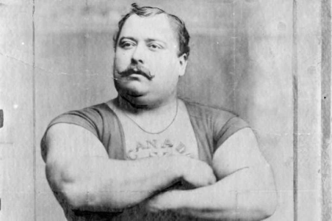 A carat 1.000 de kilograme in spate si a intrat pentru totdeauna in istorie! Louis Cyr, adevaratul HERCULE al timpurilor noastre! Cum arata omul care putea MUTA MUNTII:_3