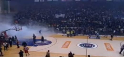 VIDEO: RAZBOI la Belgrad! Foc pe teren, meciul a fost ABANDONAT! Imagini SOCANTE dintr-un derby CRIMINAL