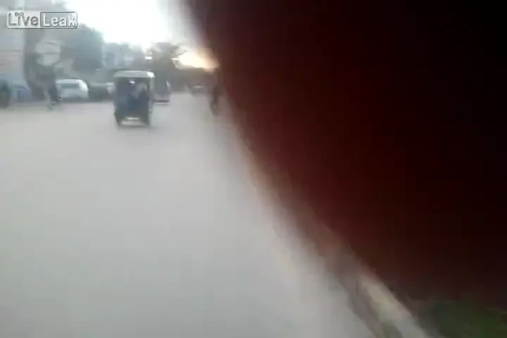 VIDEO Ai avea curaj sa faci asa ceva? Gest NEBUNESC pe un drum public! Un pusti a socat 1 miliard de oameni!