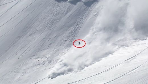 TERIFIANT! Un schior provoaca o avalansa care ii pune in pericol viata! Ce reuseste sa faca este INCREDIBIL! Video uluitor