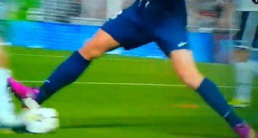 Ibrahimovici si-a pierdut mintile pe teren! A doborat doi adversari deodata! Gestul care il elimina din Liga Campionilor:_2