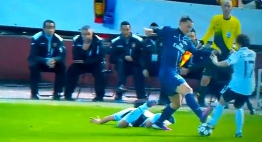 Ibrahimovici si-a pierdut mintile pe teren! A doborat doi adversari deodata! Gestul care il elimina din Liga Campionilor:_3