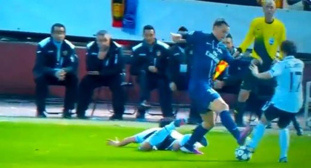 Ibrahimovici si-a pierdut mintile pe teren! A doborat doi adversari deodata! Gestul care il elimina din Liga Campionilor:_3