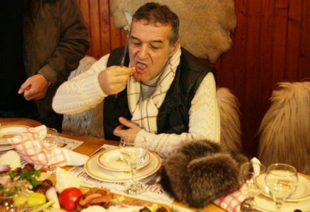 LIVEBLOG Romania striga CA-LI-FI-CA-RE | VIDEO: Stelistii au fost BATUTI CU BESTIALITATE in centrul Amsterdamului! Gestul UNIC al lui Reghe cand a fost intrebat de blaturi de un olandez_9