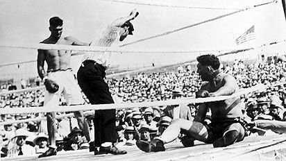 Un meci GRANDIOS: 50 de grade afara, 70.000 de oameni in tribuna, MAFIA pariurilor prezenta la meci! Jack Dempsey a batut un gigant pana l-a facut sa delireze:_3