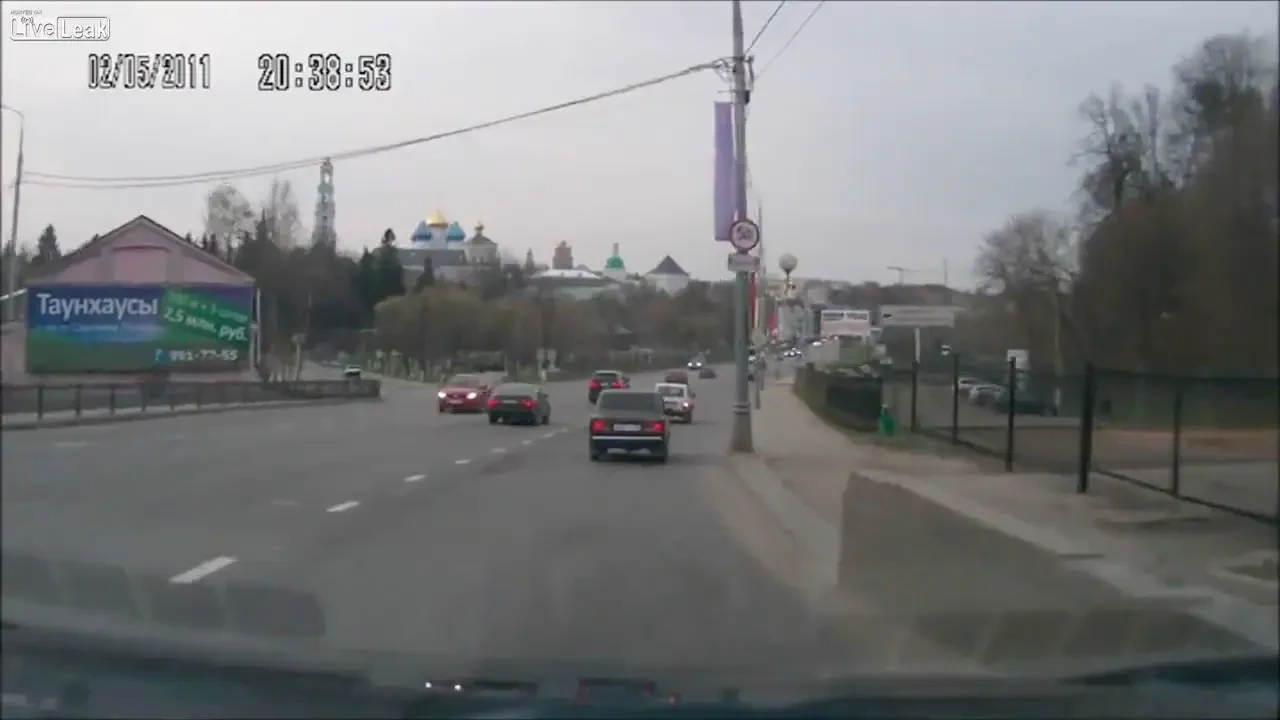 VIDEO Nimic n-o opreste sa traverseze strada! Cea mai curajoasa batranica: a oprit tot traficul si a fost la un pas de drama!