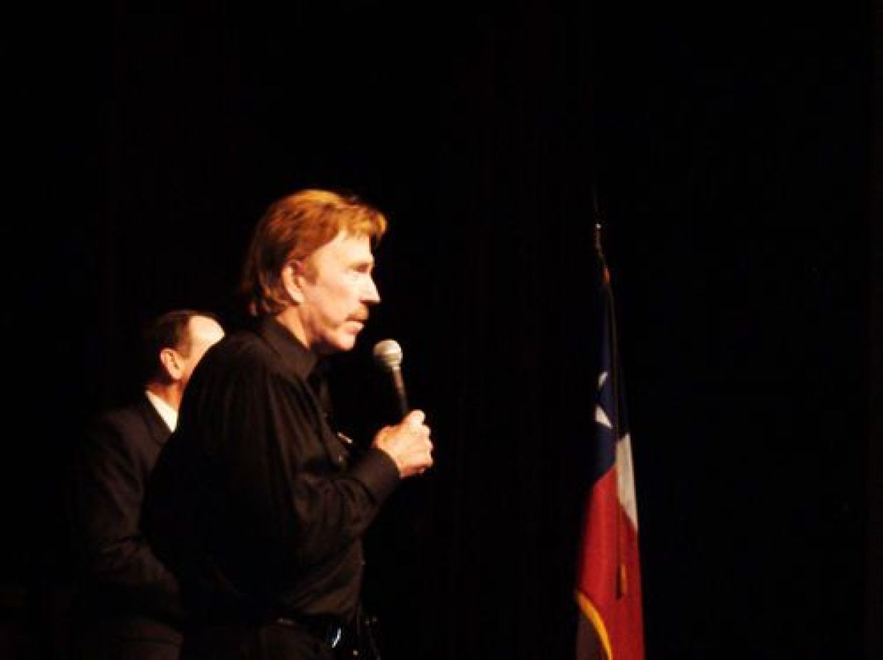 Cand era la scoala isi lua suturi in fund. Dupa ce a crescut a devenit Chuck Norris! 5 amanunte care te vor face sa il RESPECTI:_4