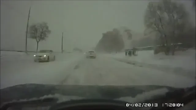 VIDEO Uita-te atent la imagini: unde a disparut masina? Scena INCREDIBILA pe un drum din Rusia!