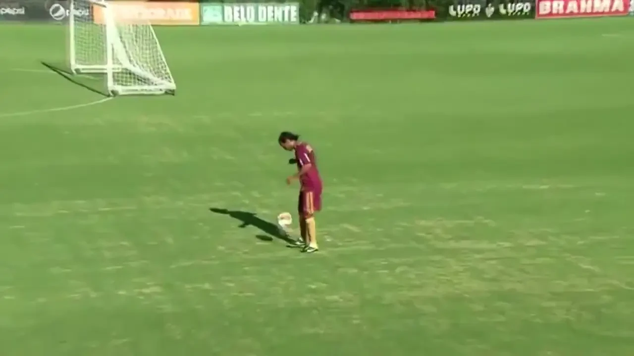 VIDEO A fost si va ramane un ZEU! Ronaldinho e cel mai tare magician din fotbal! Cum se antreneaza in Brazilia: