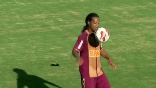 VIDEO A fost si va ramane un ZEU! Ronaldinho e cel mai tare magician din fotbal! Cum se antreneaza in Brazilia: