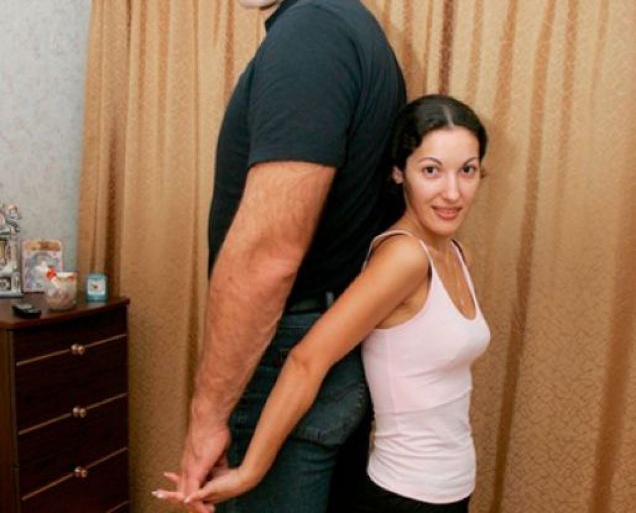 GIGANTUL de 150 kg din Rusia care nu are loc in poza alaturi de sotia sa. Cand intra in casa e bland ca o pisicuta: GALERIA ZILEI_1