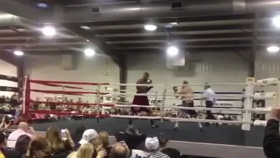 KO-ul asta a devenit VIRAL in cateva ore: "Incapea un vitel intre astia doi!" Nu te mai poti opri din ras la cea mai tare lovitura care nu a existat! VIDEO