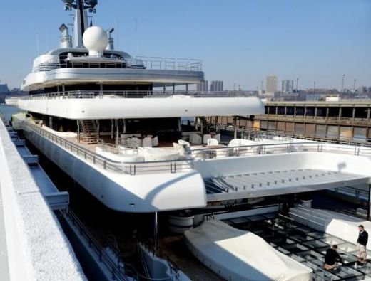 Yacht sau nava de razboi? Americanii au ramas socati cand au au auzit ce dotari are 'barcuta' lui Abramovich: sistem ANTI RACHETA si mini SUBMARIN! SUPER FOTO:_3