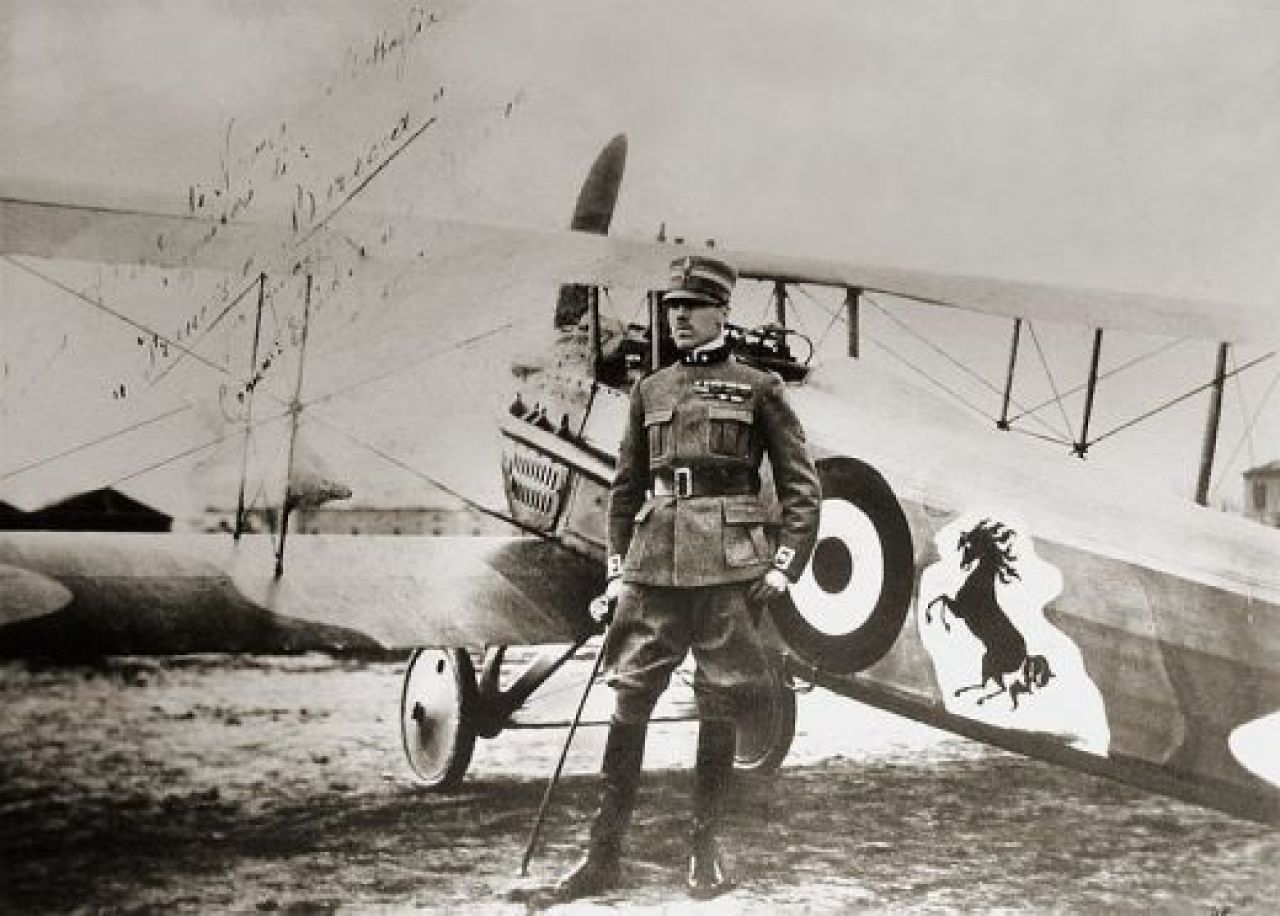 El a inventat VITEZA pe circuit! A trecut prin doua Razboaie, s-a facut frate cu Mussolini si cu calutul Ferrari! Povestea lui Enzo Ferrari si a masinilor sale:_2