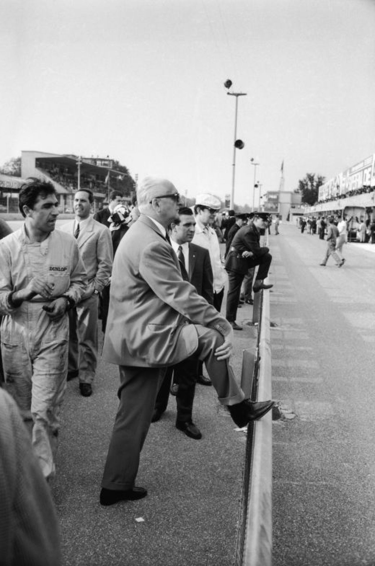 El a inventat VITEZA pe circuit! A trecut prin doua Razboaie, s-a facut frate cu Mussolini si cu calutul Ferrari! Povestea lui Enzo Ferrari si a masinilor sale:_7