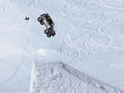 VIDEO DEMENTIAL: Cel mai nebun pilot din lume a facut cea mai tare saritura din istorie! Primul BACKFLIP facut cu o MASINA! Vezi saritura uluitoare: