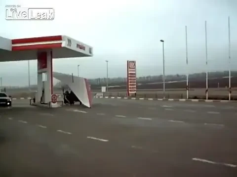 VIDEO: Si-a tras avionul la benzinarie dupa care si-a luat zborul fara sa plateasca! IMAGINI SENZATIONALE