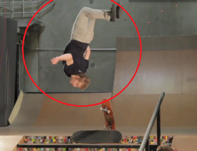 Pustiul asta a reusit primul BACK FLIP pe doua skateboarduri! VIDEO GENIAL cu care sa iti incepi dimineata
