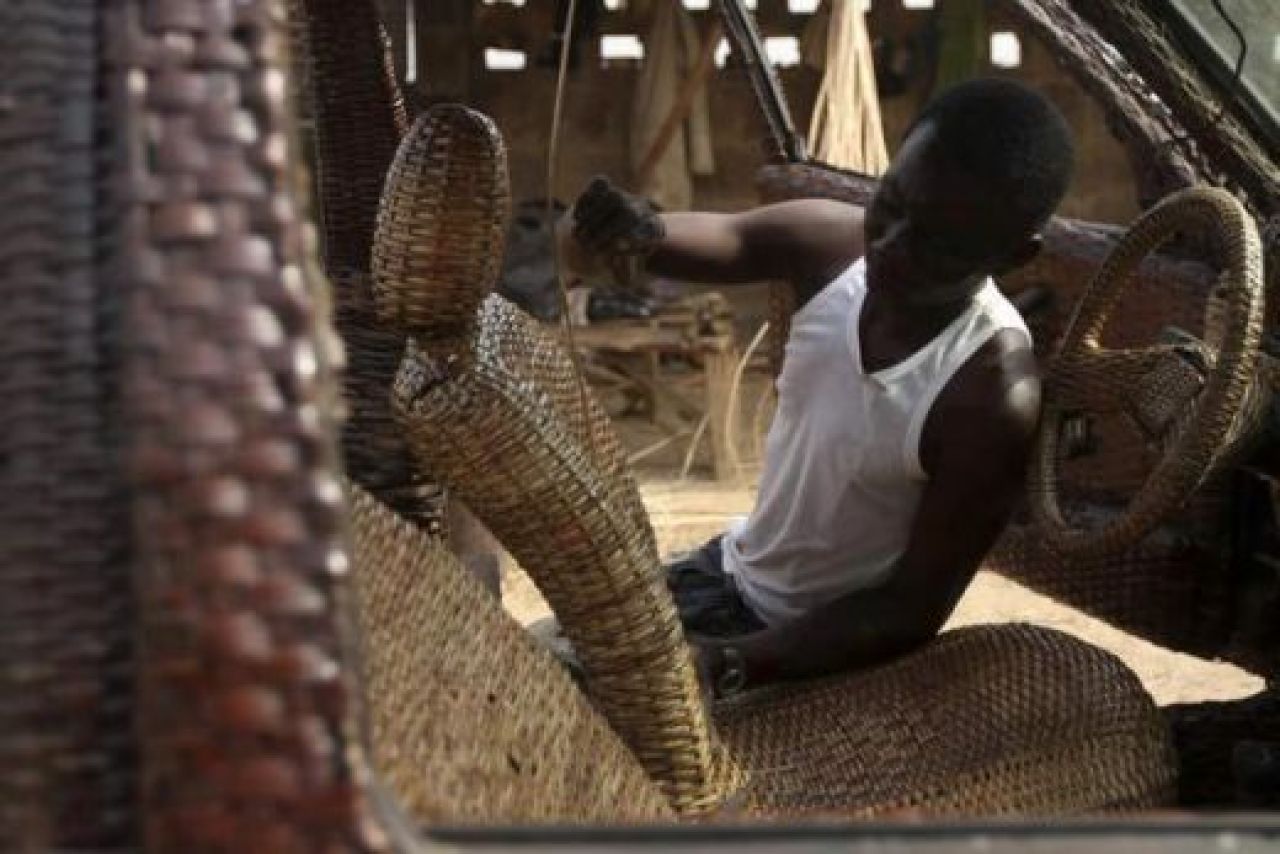 Prima masina facuta 100% in Africa! :) Iti vine sa crezi ca are roti si merge pe benzina? Materialul 'REVOLUTIONAR' din care a fost construita:_1