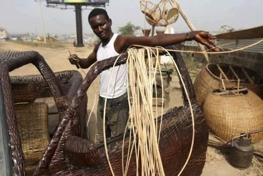 Prima masina facuta 100% in Africa! :) Iti vine sa crezi ca are roti si merge pe benzina? Materialul 'REVOLUTIONAR' din care a fost construita:_2